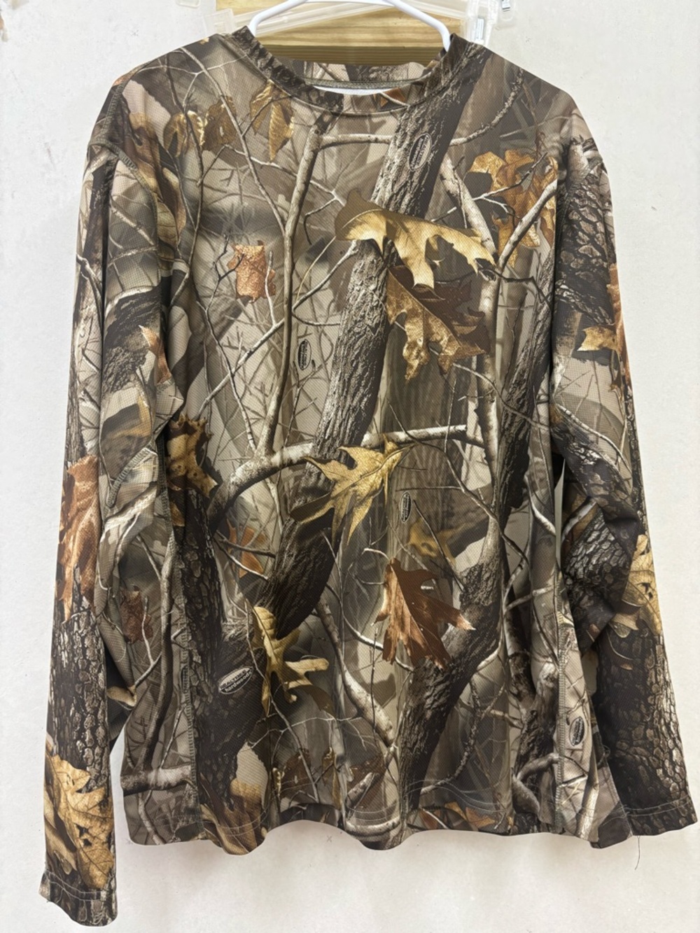 Outfitters ridge Realtree hardwood camo long sleeve shirt XL (46/48)